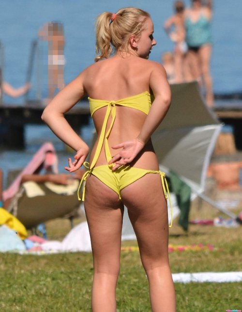 Blonde beach-Bikini girl see through cameltoe