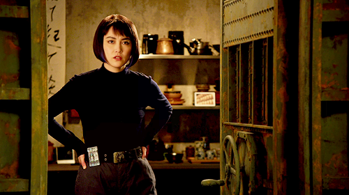 sidleyparkhermit:avengersgonnaavenge:#Pacific Rim#Are you building robots#what are all of those book