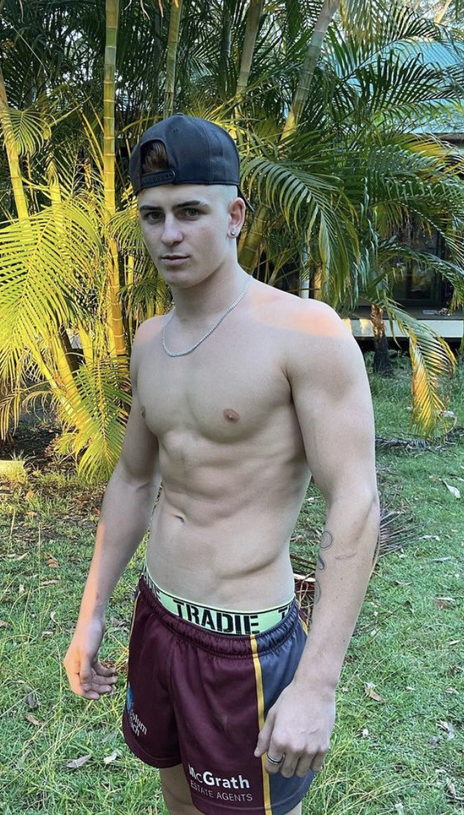 adelaide-gay-guy:alphabondsnewy:Fuck!! I want this stud standing over me spitting in my face