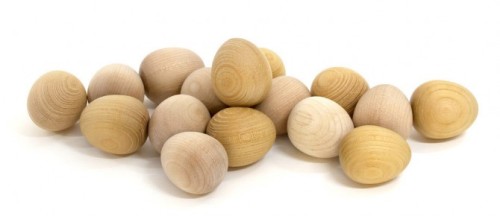 Clipnest These simple wooden eggs by Ryosuke Harashima, called Clipnest, are embedded with a magnet 