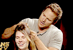 skitty-little-kitty:  thebatmn: Chris Pratt interrupts the interview to french braid intern’s hair x  He is just too cute 