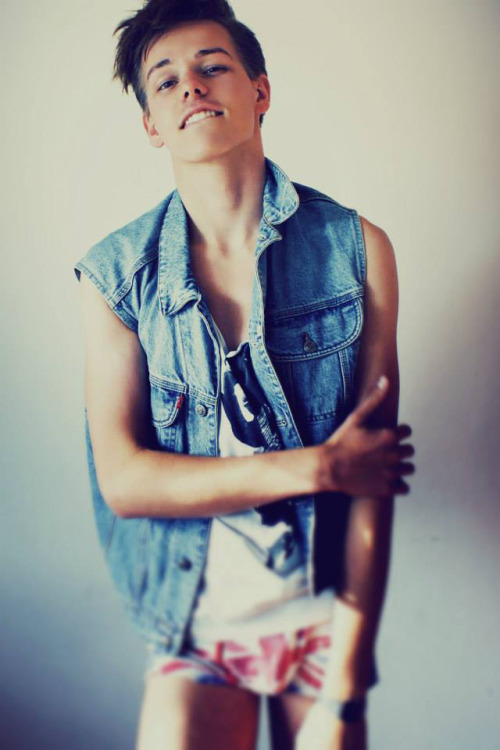 https://sexyboysbeingsexy.tumblr.com/post/127625066669