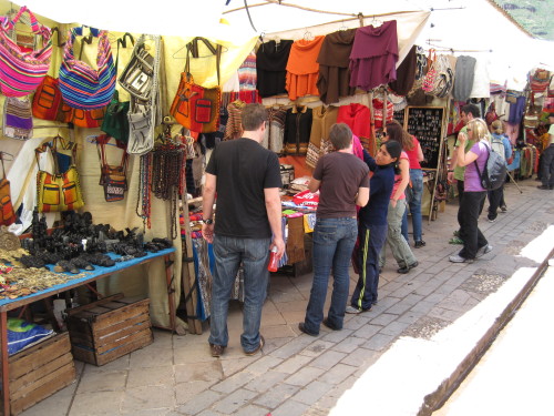 Turistas y tesoros turísticos, mercado, Pisac, Perú, 2010.Easily accessible on a day trip from Cusco