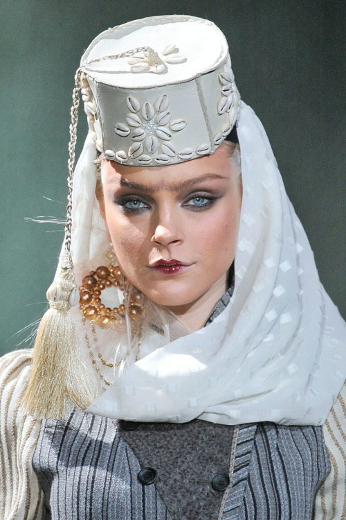 szayela: Jessica Stam &amp; Vlada Roslyakova at John Galliano AW10 RTW