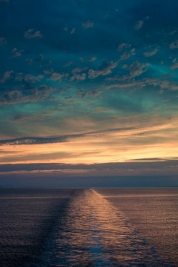 wonderous-world:  Sunset palette over the Atlantic by David Zheng 