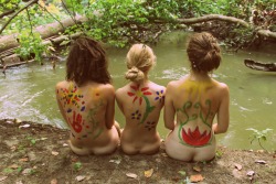 happyasatree:  This was the most peaceful experience. It just feels right to be nude in nature, painting good friends.