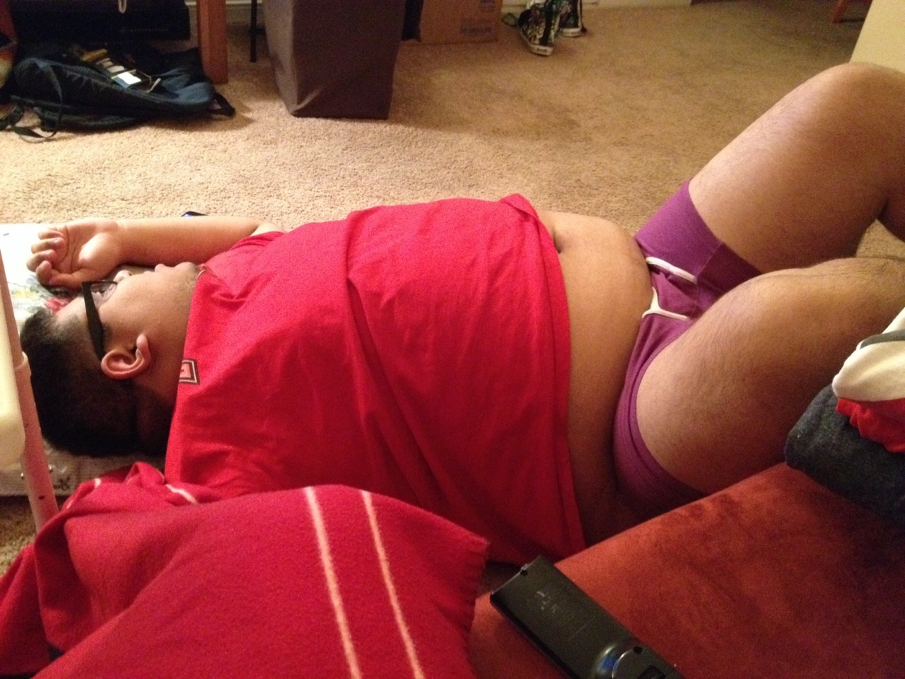 chubbymon:  grizzlywintz:  Watching a movie, but I’m more focused on this. ;3 
