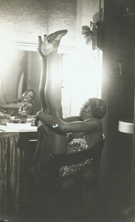 shewhoworshipscarlin:Josephine Baker behind stage at the Folies Bergere, 1920s, Paris.