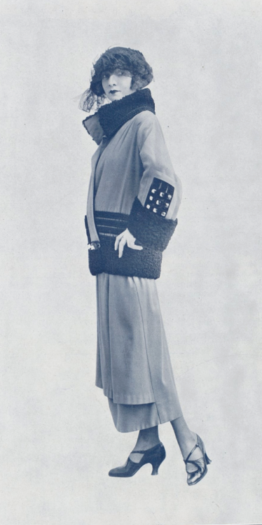 les-modes:City suit by Maison Angès, Les Modes December 1922. Photo by Eméra.