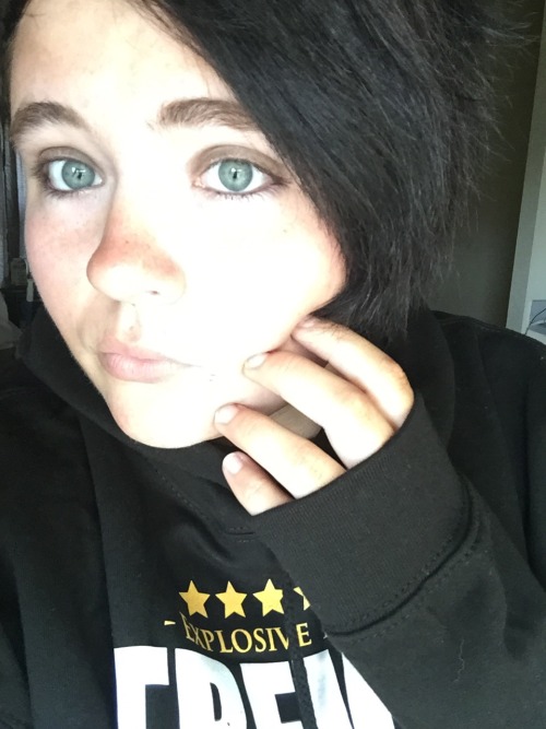 nvcl3arsnake:i’m on my way to fight jarod but look at this hoodie