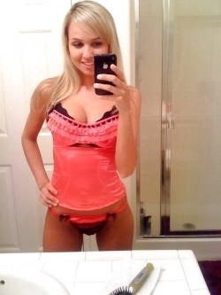 amateursnudedaily:  