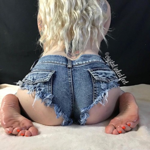 crystal-inked-legs:  Honey Buns🍯💋