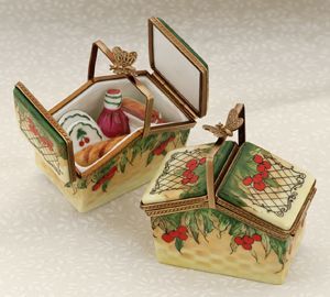 More picnic themed Limoges boxes… oh how I want one… 