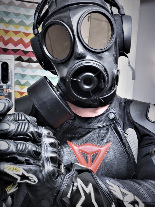 men-wearing-masks: Submitted by @leatherubber Thank you Gas mask week pt. 2 [day 5/7]