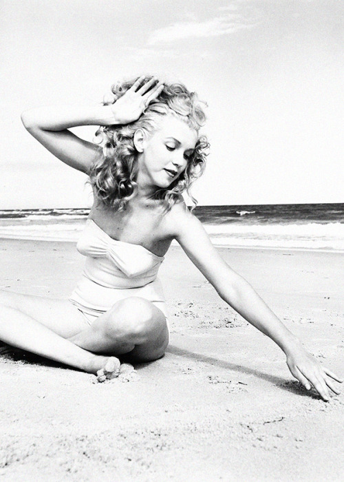ourmarilynmonroe:  Marilyn Monroe photographed by Andre de Dienes, 1949. 