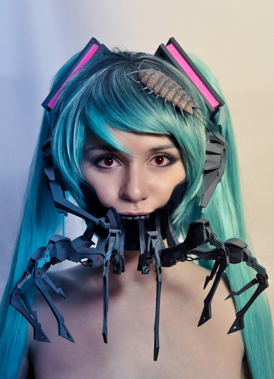 neonalbatross:  2-ee:  worldfullofcosplayandfashion:  source:Yuri ros  HOW  That