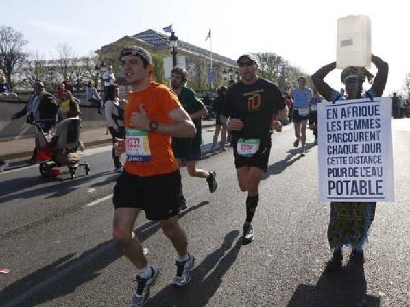aqni:  dounia-algeria:  In France, a gambian woman starts the marathon of Paris walking