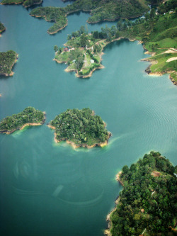 theadventurechild: Piedra del Peñol - Guatape, Antioquia (Colombia)     