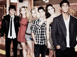 folkluares:  “Nós criamos nossa própria família” - Lua Blanco.  “E eu amo eles de verdade. Como amo poucas pessoas na minha vida.” - Chay Suede.  “Gritamos juntos todo esse tempo para que quando o fim chegasse nossos