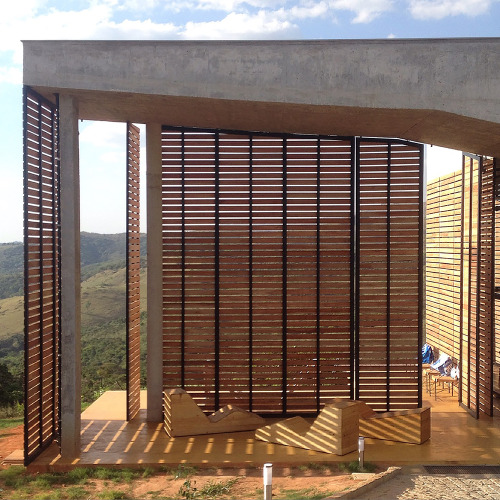 archatlas:  A House in the Brazilian Savanna   Cerrado House by   Vazio S/A  was built at the foothills of Sierra da Moeda, a mountain range in the state of Minas Gerias, Brazil. The three-bedroom house has a rooftop pool and a wide staircase that