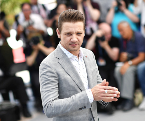 awardseason:Jeremy Rennerattends the “Wind River” photocall during the 70th annual Cannes Film Festi