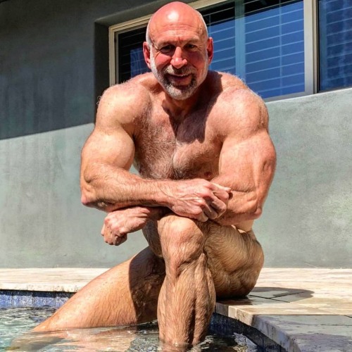 niceirguy:  totallyloudwerewolf:  Gary Buce, poolside   Amazing muscles