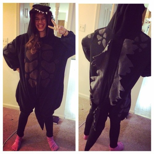 jontheangel: Lindsay modeling a Godzilla kigurumi I just finished as a commission for #nhyworks! She