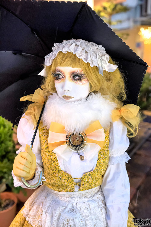 Japanese shironuri artist Minori on the street in Harajuku yesterday in the rain. Was meeting with M