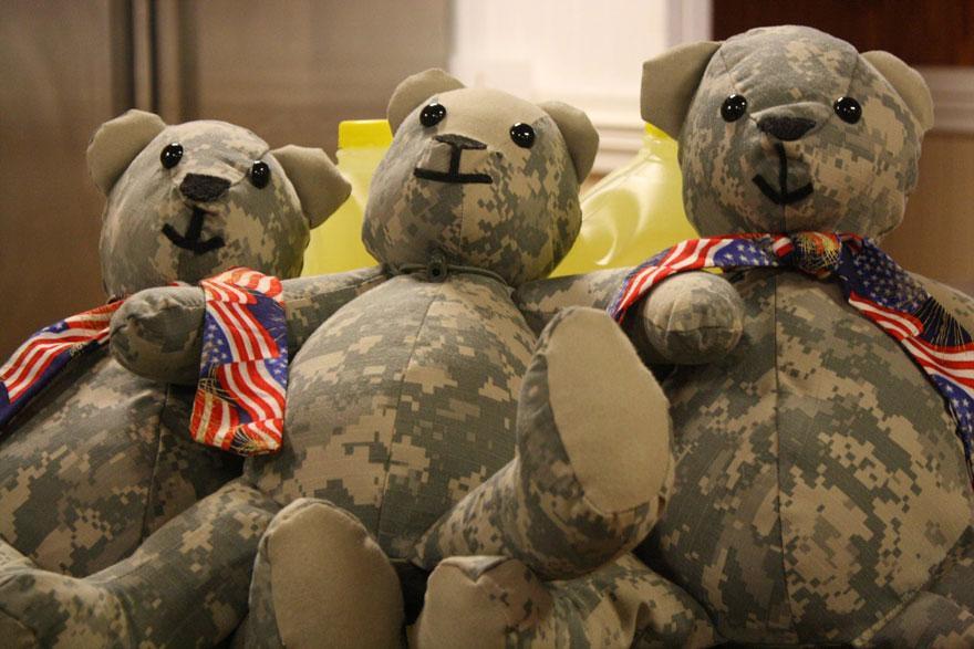 sixpenceee:  Georgia mother Lisa Freeman creates teddy bears for the children of