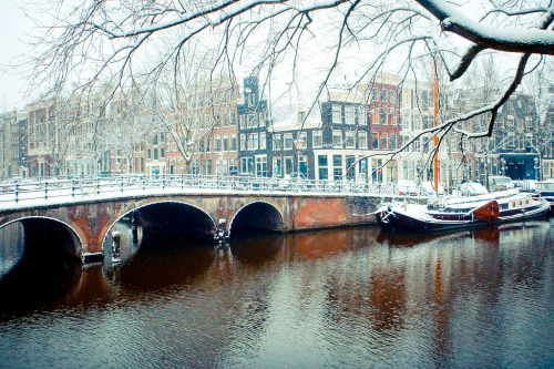 thisisnowandforever:  travelthisworld:  Snowy Amsterdam Amsterdam, The Netherlands | by Jannes Glas  Prachtig:)  Pretty