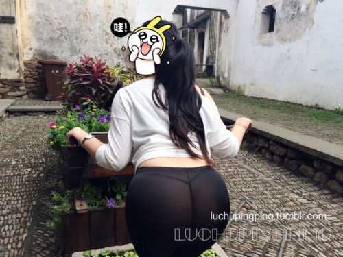 luchupingping: 逛古镇穿这么薄透的裤子感觉也是很好哒，超级吸睛啊。一路走，一路有回头客，还有跟了一路的追随者，这感觉不错，哈哈。