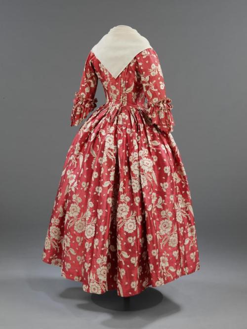 fripperiesandfobs:Robe à l’anglaise, 1760′sFrom the V&A