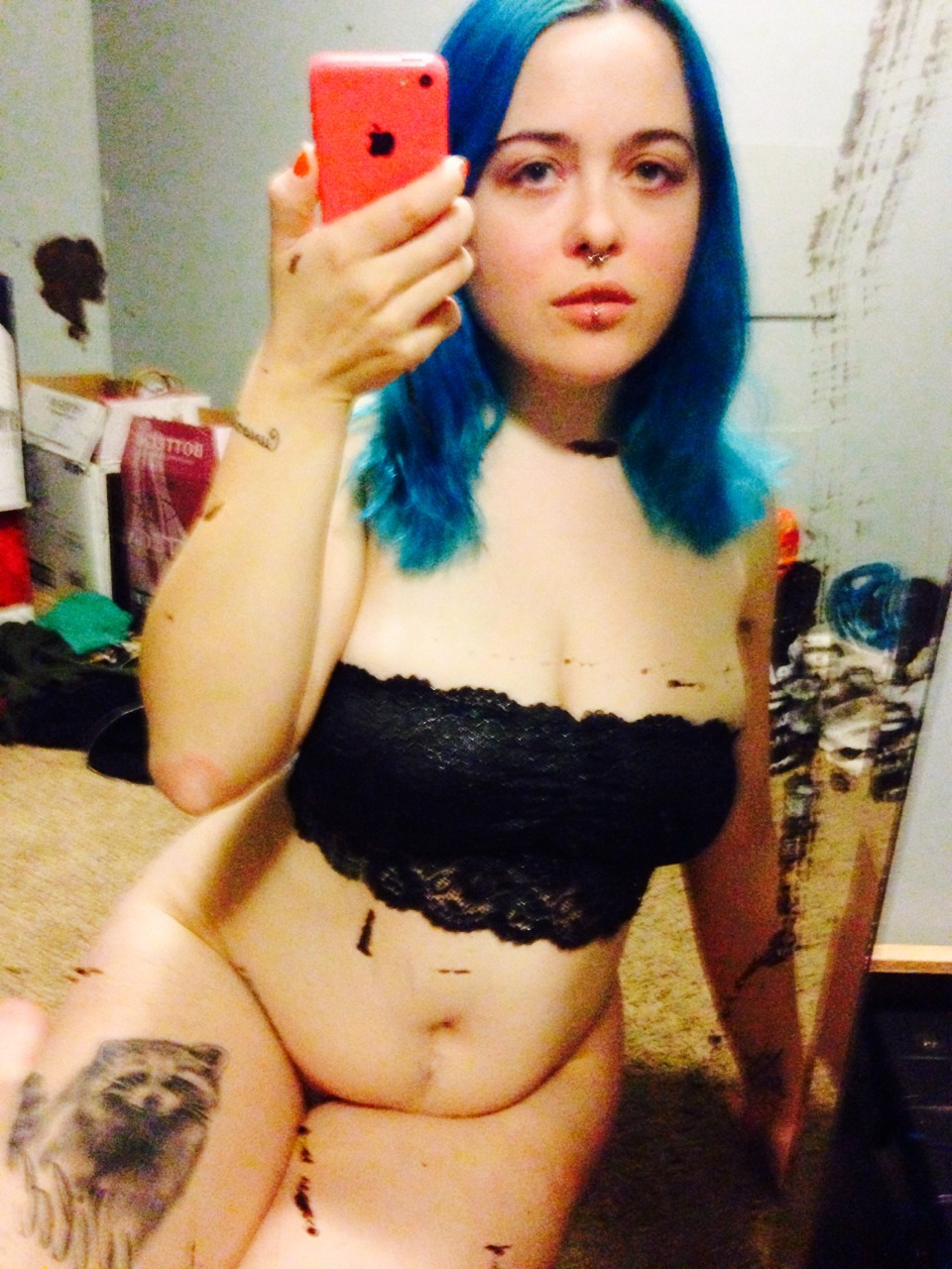 sexyposipunks:  i’m a mermaid. http://clementinemorrigan.tumblr.com 