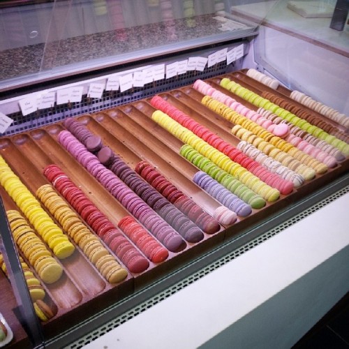 makeawish31:Macarons at Delysees #macaron #dessert #toronto #sunday #afternoonstrolls #downtown #e