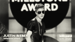 mmistletoe:  Justin accepting the Milestone Award, Billboard Awards 2013 