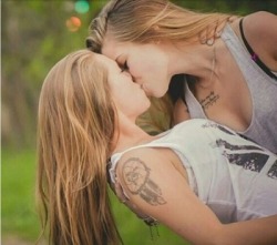 stillinto-her:  Lesbian blog. Following back similar xx