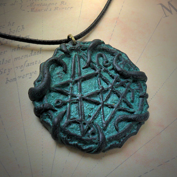 fhtagn-and-tentacles:  CTHULHU JEWELLERY by Stuart Williams Available at cthulhujewellery.com