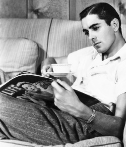 oldhollywood-glamour:  Tyrone Power reading LIFE magazine. 1937 