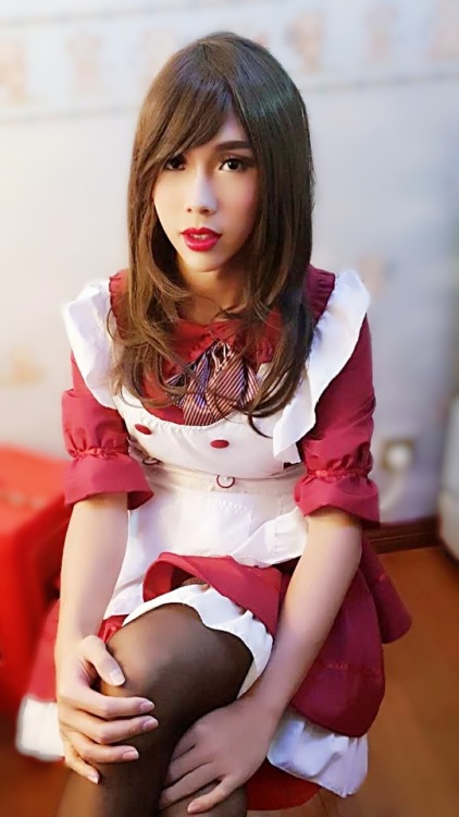 lovepantyhoselover: lovepantyhoselover: I am a cute maid! Many people this maid outfit