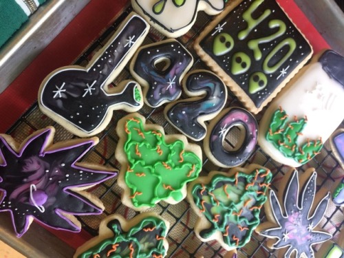 royallyoily:  This galaxy themed 4/20 set of edibles was super fun! 👽✨