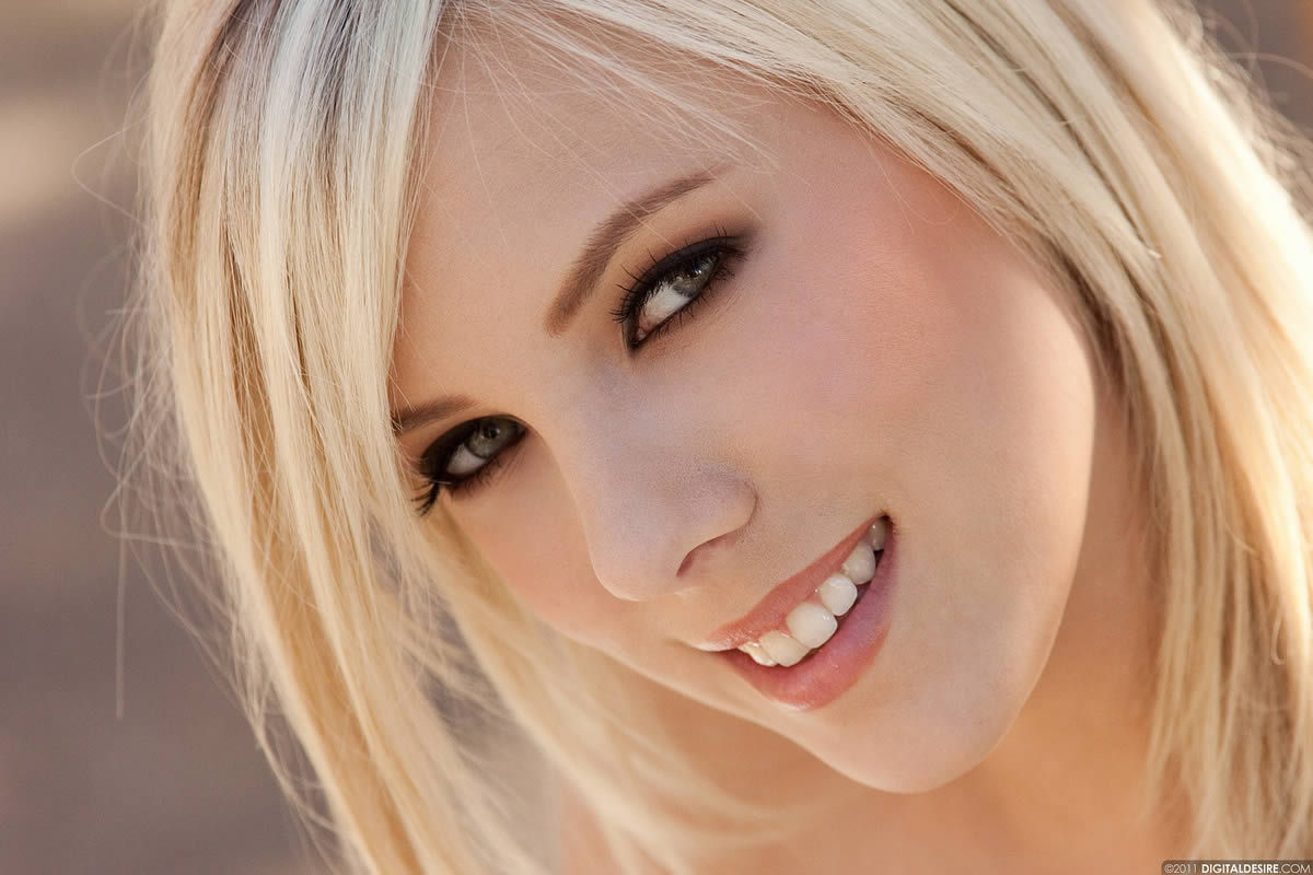 federado:  bibi-jones-removes-her-shirt-and-skirt