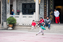 blueharmonytea:  While waiting for the shows, we were honoured with a performance by a young master following the footsteps of the Grandmasters. Foshan truly is a martial arts city! 