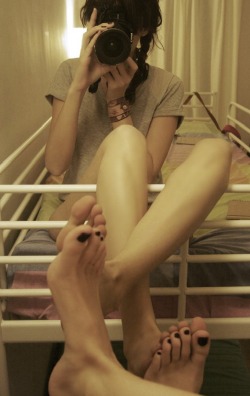 chrisfootfeind:  Her toes are amazing, I