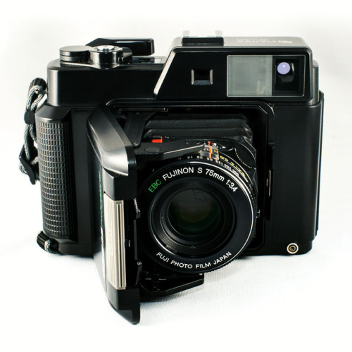  Fujifilm GF670 The Fujifilm GF670 or Voigtländer Bessa III is a folding camera taking 6×6cm or 6×7c