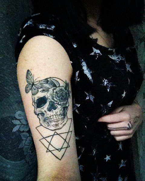 Say hello to Nikki #tattoo #tattooedgirl #handtattoo #dotwork #blacktattoo #Poland #polishgirl #phot