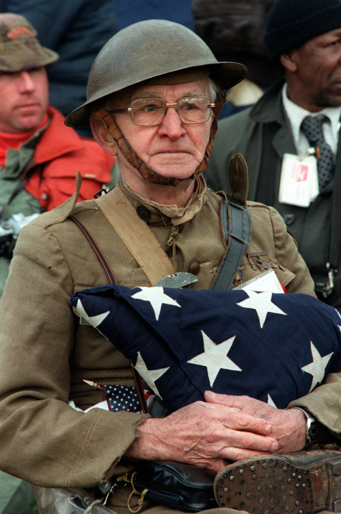 cerradiano:Joseph Ambrose, an 86-year-old World War I veteran, attends the dedication day parade for