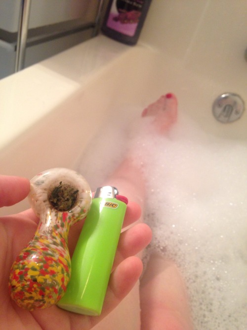 st0nerly: Everyone needs to smoke a bowl while enjoying a bubble bath.