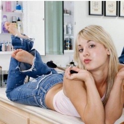 hot-celebrity-feet:  Kaley Cuoco