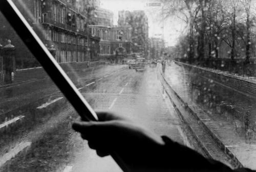 undr:Erich HartmannPassenger boarding bus in the rain. London. 1973