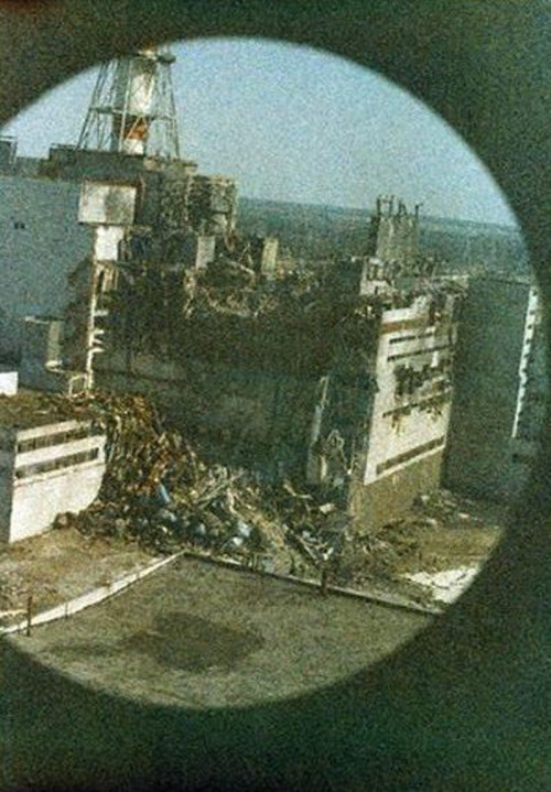walkingwiththeblackdog:  The first ever photo taken of the Chernobyl disaster 14 hours after the explosion. It was taken by photographer Igor Kostin in the first helicopter to fly over the disaster zone to evaluate radiation levels. The image is grainy